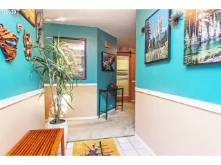 Photo #6: 20405216 Listing