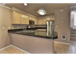 Photo #2: 20405303 Listing