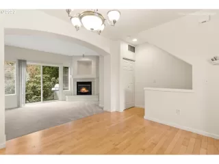 Photo #5: 20405825 Listing