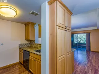 Photo #4: 20408386 Listing