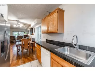 Photo #4: 20415773 Listing