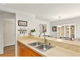 Photo #6: 20418126 Listing