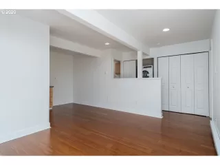 Photo #4: 20418997 Listing 