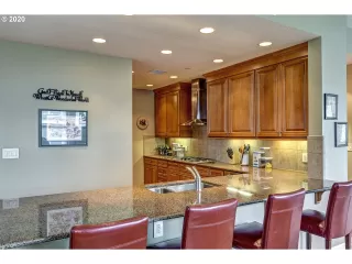 Photo #5: 20420368 Listing