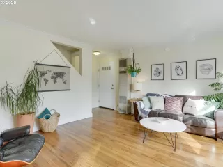 Photo #5: 20420947 Listing