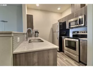 Photo #5: 20424173 Listing