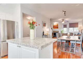 Photo #4: 20424318 Listing