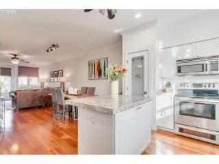 Photo #5: 20424318 Listing