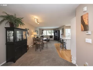 Photo #6: 20424383 Listing