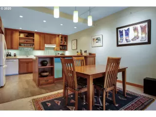 Photo #5: 20430216 Listing