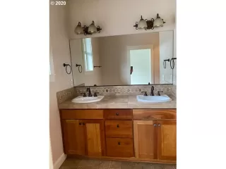 Photo #6: 20430277 Listing