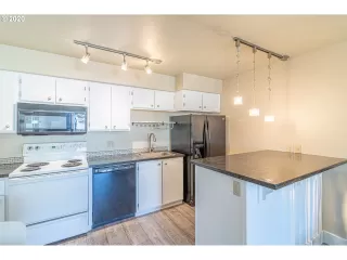 Photo #1: 20432259 Listing