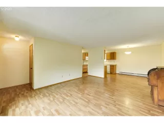 Photo #5: 20435283 Listing