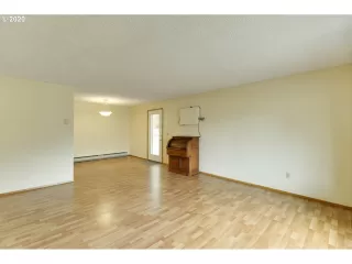 Photo #6: 20435283 Listing