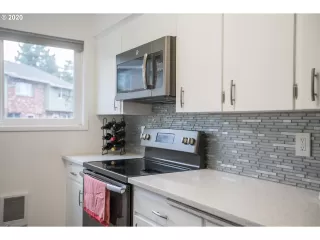 Photo #4: 20437530 Listing