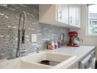 Photo #5: 20437530 Listing