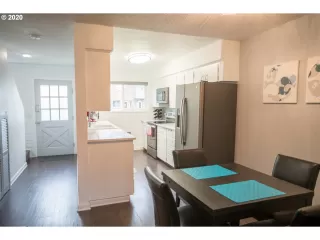 Photo #6: 20437530 Listing