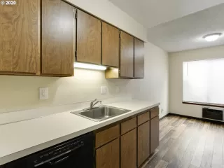 Photo #5: 20438002 Listing