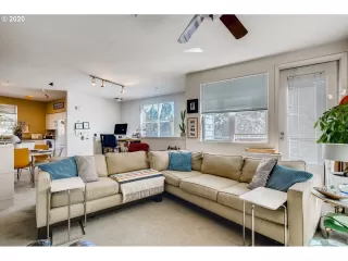 Photo #5: 20438209 Listing