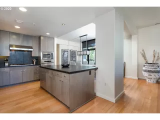 Photo #5: 20438745 Listing