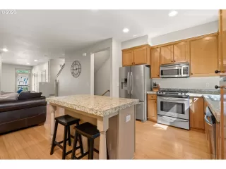 Photo #4: 20440265 Listing