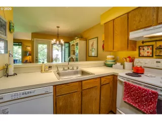 Photo #5: 20440758 Listing