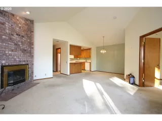 Photo #5: 20441609 Listing