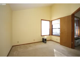 Photo #6: 20441609 Listing