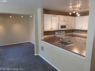 Photo #6: 20441755 Listing
