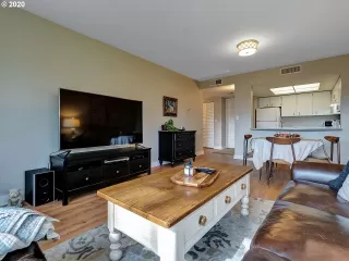 Photo #6: 20443973 Listing