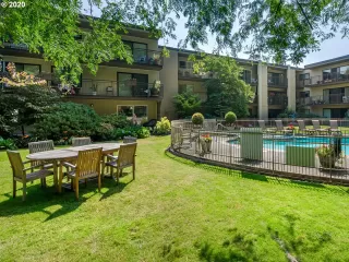 Photo #4: 20447590 Listing