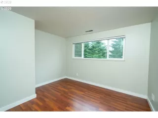 Photo #4: 20455555 Listing