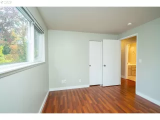 Photo #5: 20455555 Listing