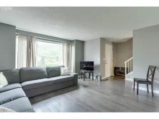 Photo #4: 20457381 Listing