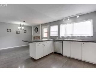 Photo #6: 20457381 Listing