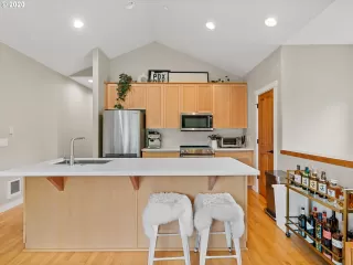 Photo #5: 20462484 Listing