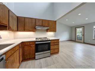 Photo #4: 204673217 Listing