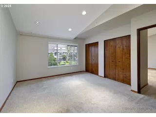 Photo #5: 204673217 Listing