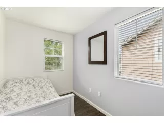 Photo #6: 20470418 Listing