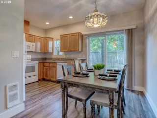 Photo #5: 20471336 Listing