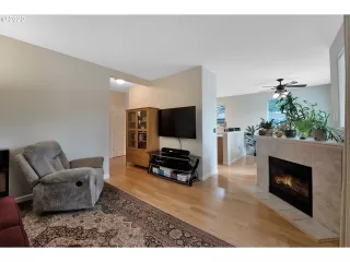 Photo #5: 20472857 Listing