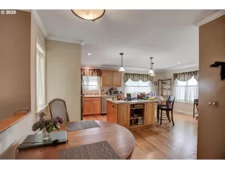 Photo #5: 20483986 Listing