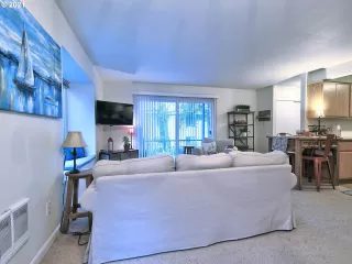 Photo #6: 20489598 Listing