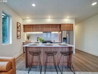 Photo #4: 20492389 Listing