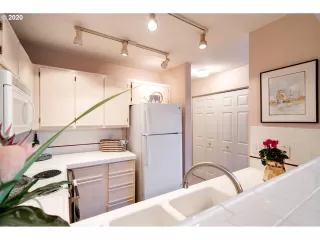 Photo #4: 20494634 Listing