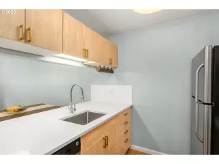 Photo #6: 20501177 Listing