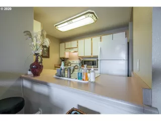 Photo #5: 20504151 Listing