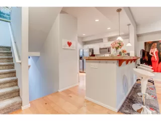 Photo #5: 20516587 Listing
