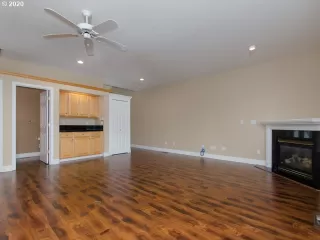 Photo #5: 20516927 Listing