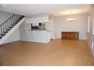 Photo #6: 20518972 Listing